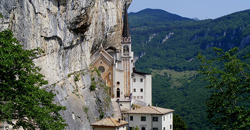 Thánh địa của Madonna della Corona - Santuario della Madonna della Corona | Secret World Trip Planner