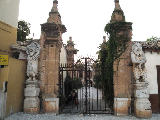 Villa Palagonia auch bekannt als Villa der Ungeheuer - Bagheria | Secret World Trip Planner