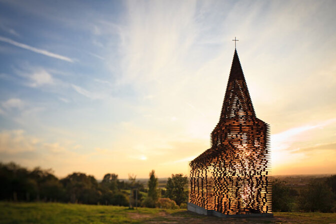 Dans la ville de Borgloon, en Belgique, vous pouvez voir l'une des églises les plus particulières. — Borgloon