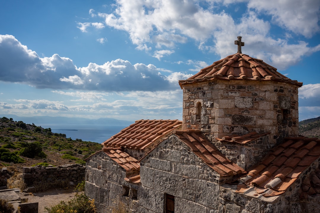 Panagia Kakaviotissa : la belle église sans toit de Grèce - Myrina | Secret World Trip Planner