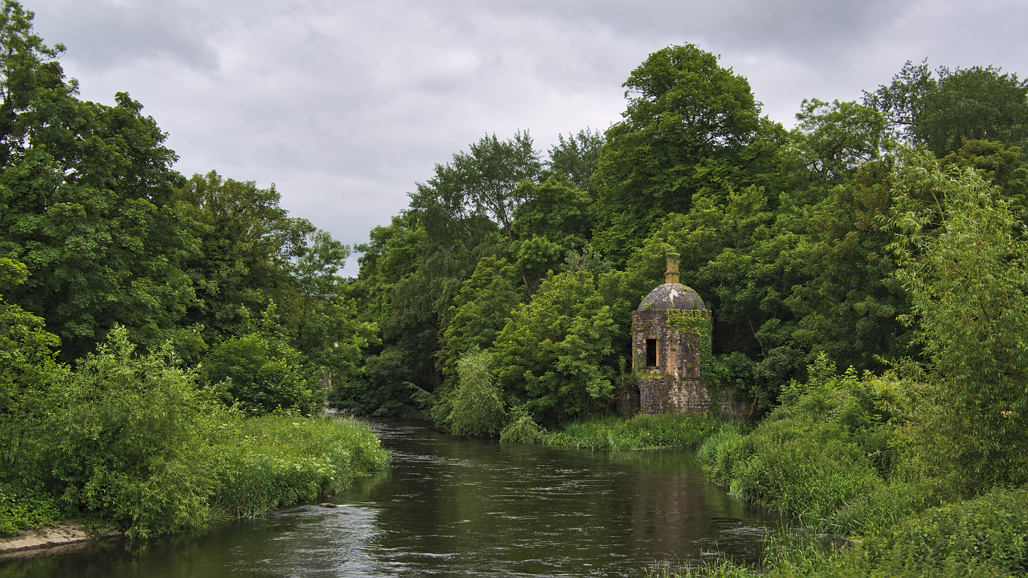 Leixlip (Léim an Bhradáin[3] en irlandais) est une ville du nord-est de l'Irlande. - Leixlip | Secret World Trip Planner