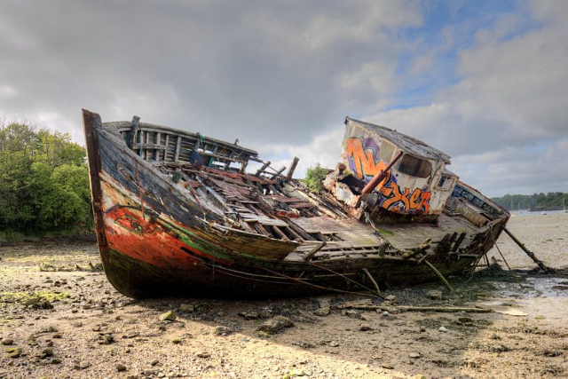 Le cimetière de bateaux de Quelmer - Saint-Malo | Secret World Trip Planner