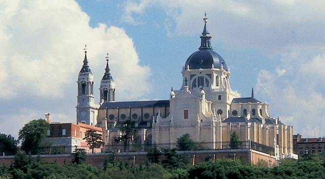Catedrala Santa María la Real de la Almudena - Madrid | Secret World Trip Planner