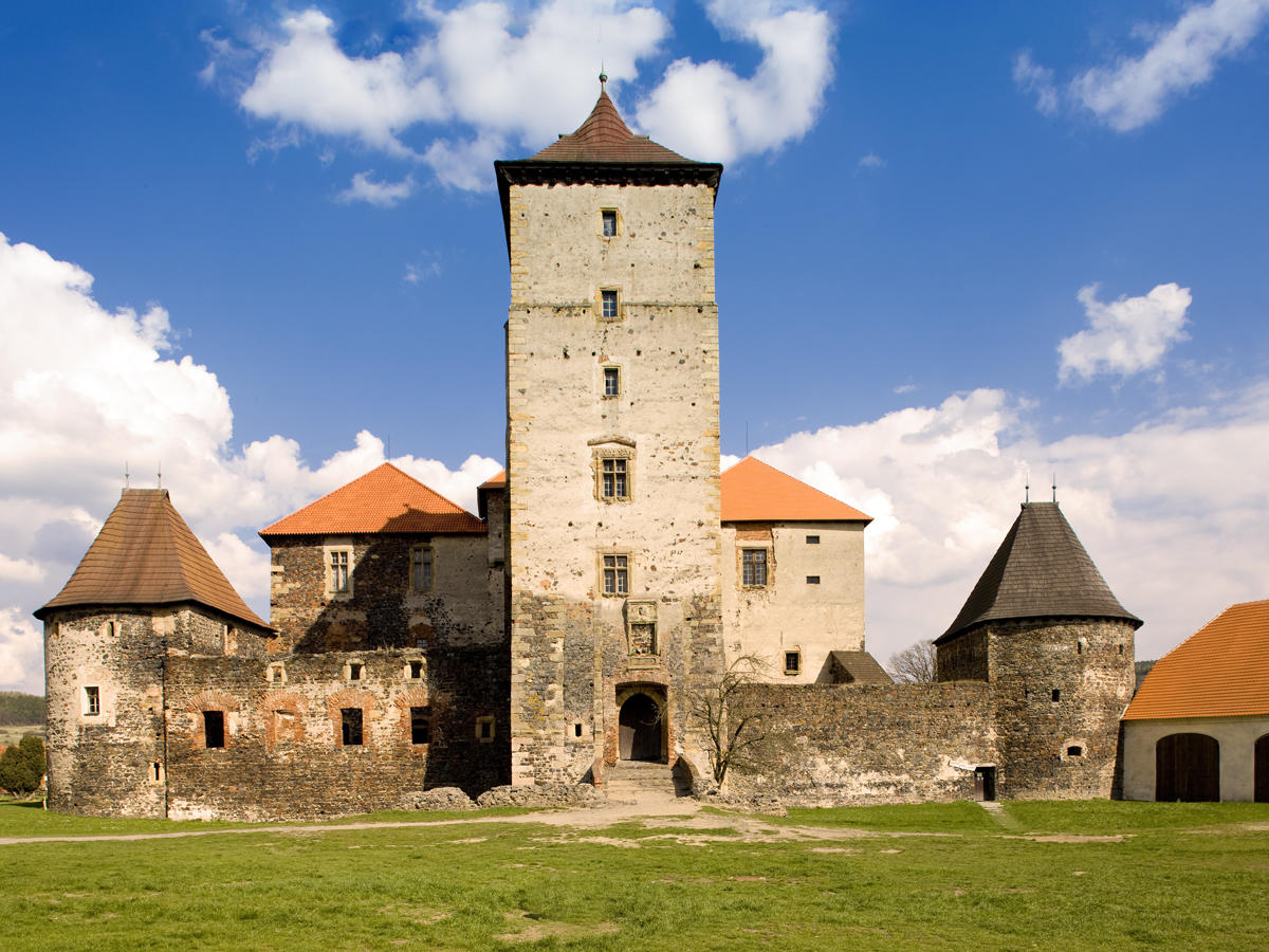Schloss Svihov - ?erné jezero | Secret World Trip Planner
