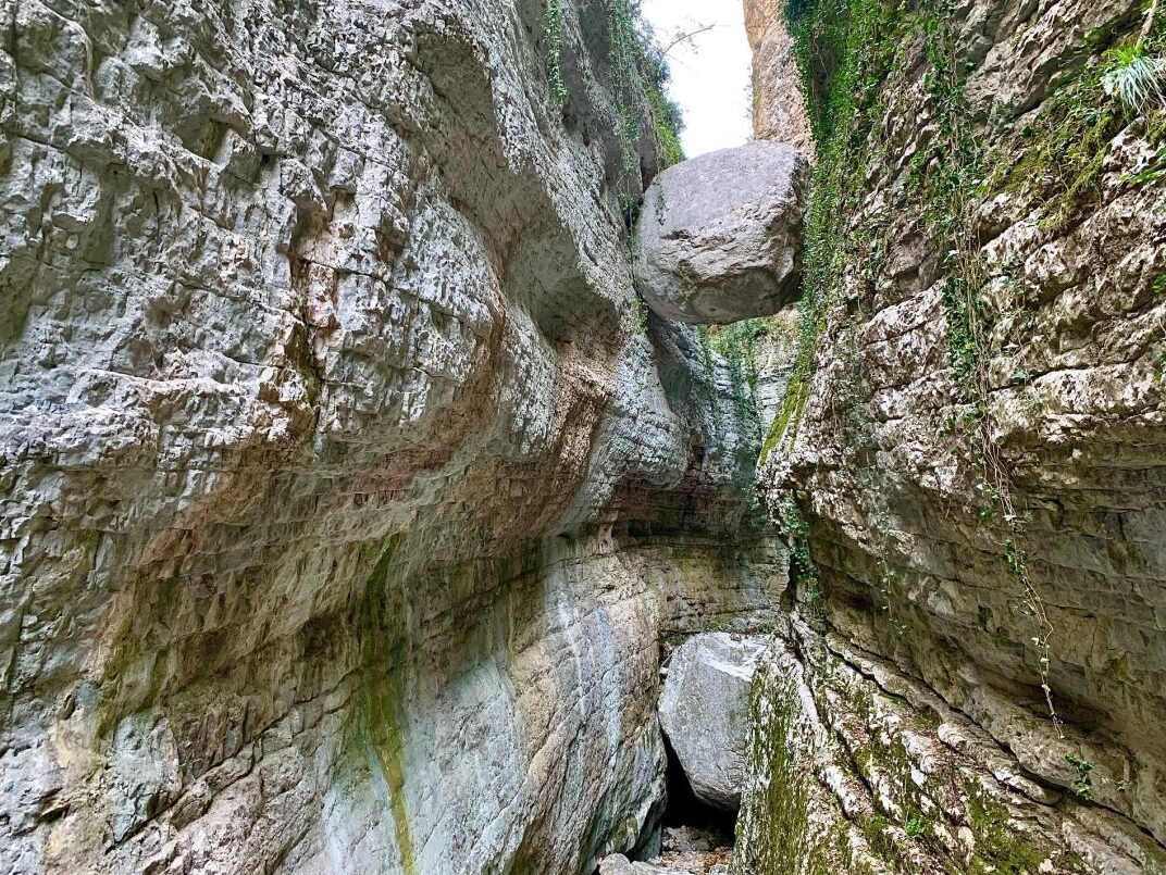Balot, le rocher suspendu - Brenzone sul Garda | Secret World Trip Planner