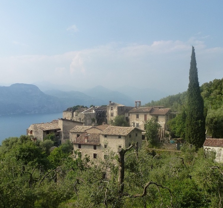 Campo di Brenzone, la ville fantôme - Località Campo, Brenzone sul Garda | Secret World Trip Planner