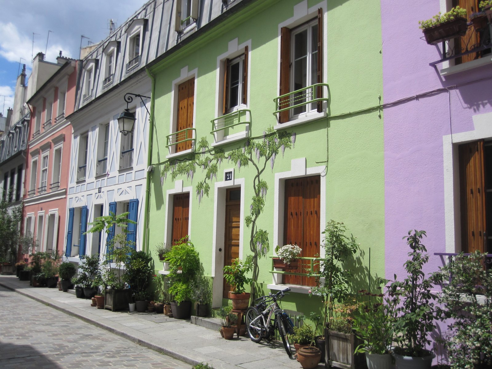 Ezezaguna Paris: Rue Crémieux - Paris | Secret World Trip Planner