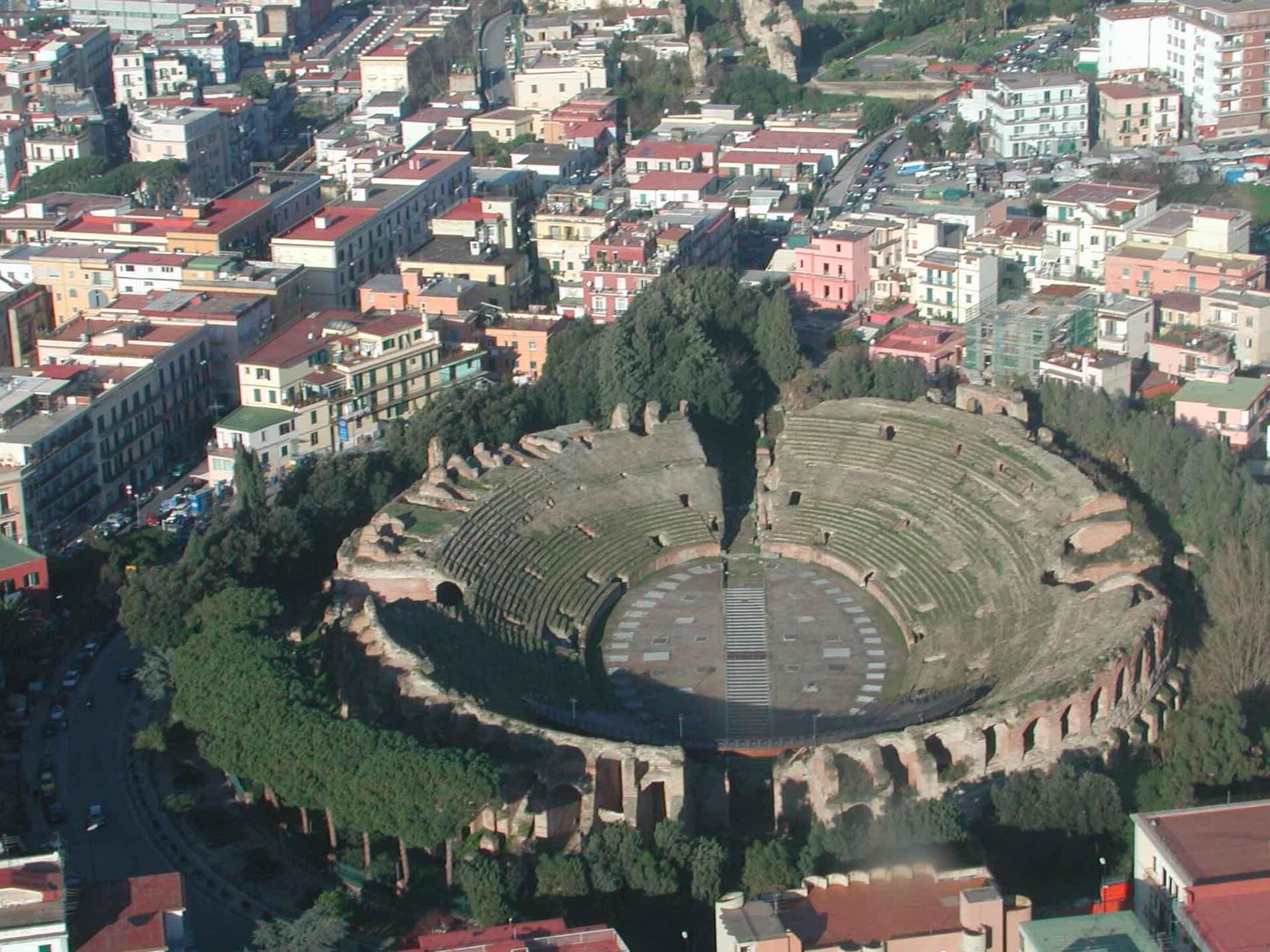 Flavian एम्पिथियटर को Pozzuoli - Pozzuoli | Secret World Trip Planner