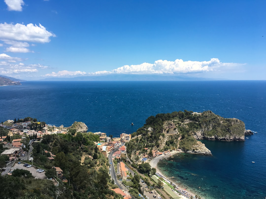 Motta San Giovanni | tuairimí Breathtaking na Sicile - Motta San Giovanni | Secret World Trip Planner