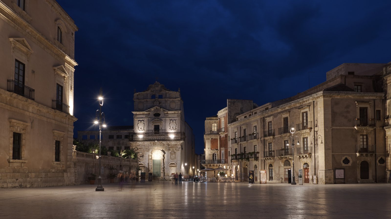 Syracuse et son salon : Piazza Duomo - Siracusa | Secret World Trip Planner