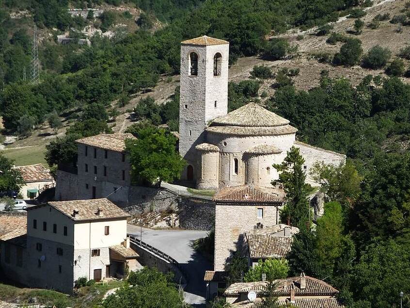 Igrexa de San Giusto en San Maroto - Pievebovigliana | Secret World Trip Planner