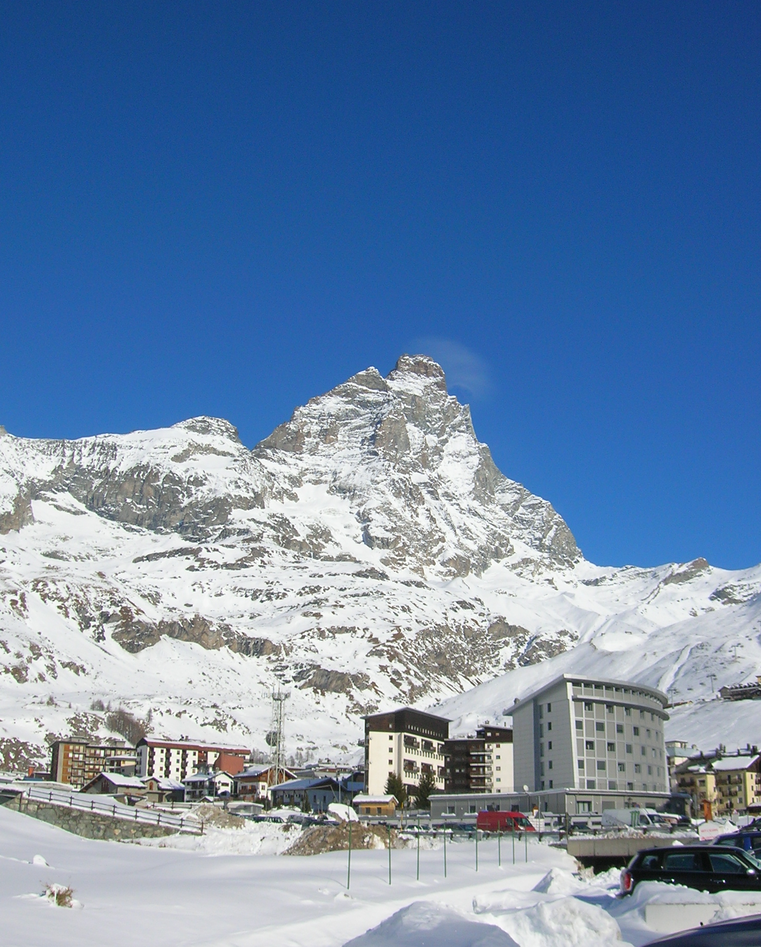 Cervinia è una località d'alta quota sulle Alpi - Breuil-Cervinia | Secret World Trip Planner