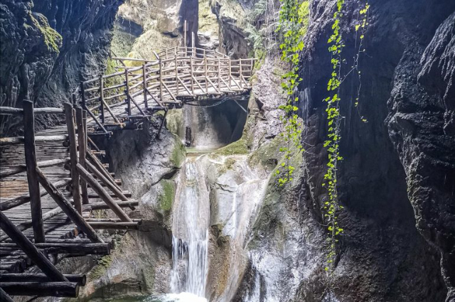 Grotte del Caglieron - Via Grotte del Caglieron | Secret World Trip Planner