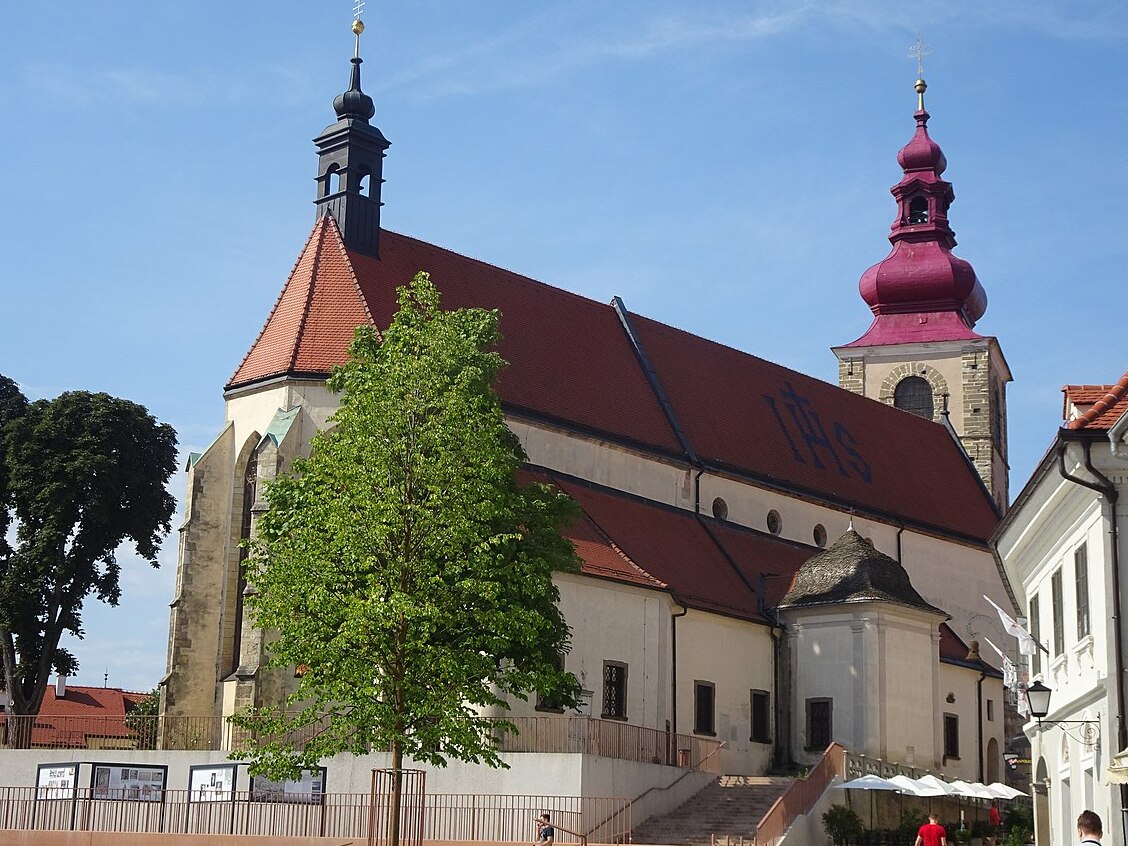 La première église a été construite au 12e siècle. En 1246, elle a été agrandie avec trois n — Slovenski trg