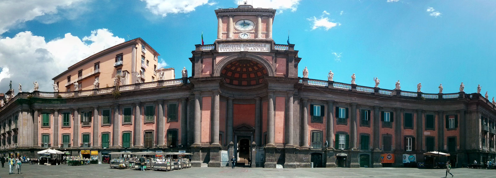 நேரச் சமன்பாட்டைப் பின்பற்றும் அரிய கடிகாரம் - Napoli | Secret World Trip Planner