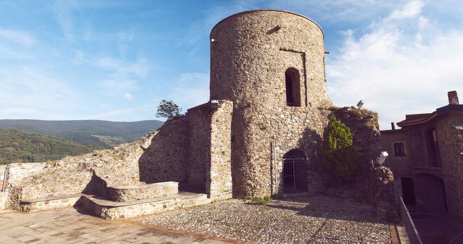 Slottet af Valdenserne i Piemonte vagt - Guardia Piemontese | Secret World Trip Planner