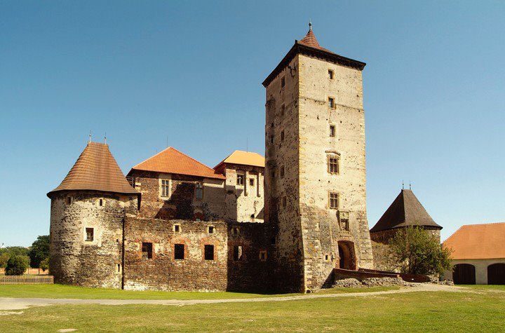 Château de Svihov - ?erné jezero | Secret World Trip Planner
