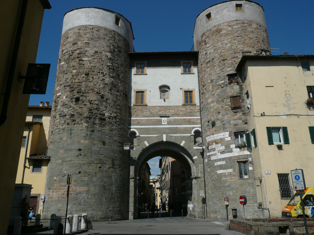 சுவர்களுக்குள் லூக்கா ஒரு நகை - Lucca LU | Secret World Trip Planner