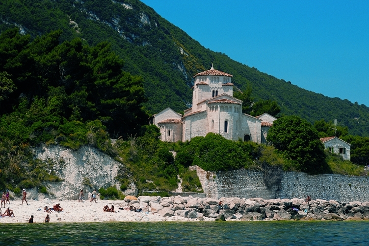 Portonovo Püha Maarja kirik - Portonovo, Ancona | Secret World Trip Planner