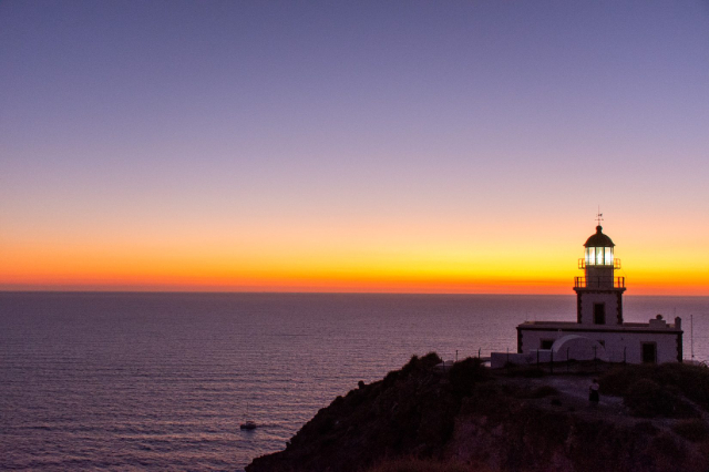 Akrotiri-Leuchtturm: Orientierungslicht am Rande von Santorin - 9954+4M | Secret World Trip Planner
