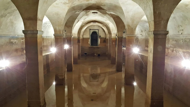 Il lago artificiale di Adriano: Un'esperienza cinematografica sotterranea — Athina