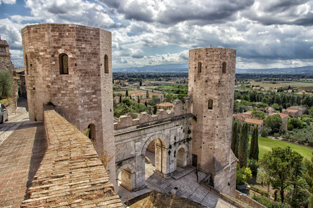 Päikeseloojang Porta Veneres - Spello | Secret World Trip Planner