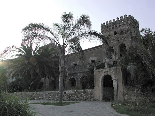 કેસલ વિન્સીપ્રોવા - Pioppi | Secret World Trip Planner