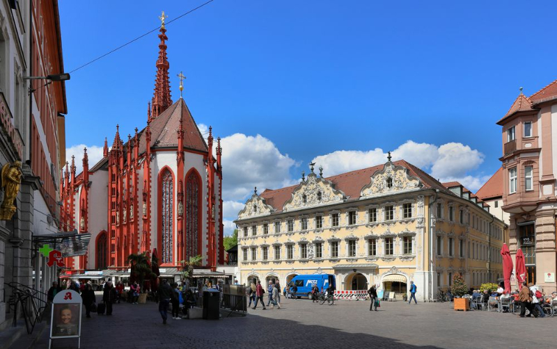 Il mercato e la Falcon House — Würzburg