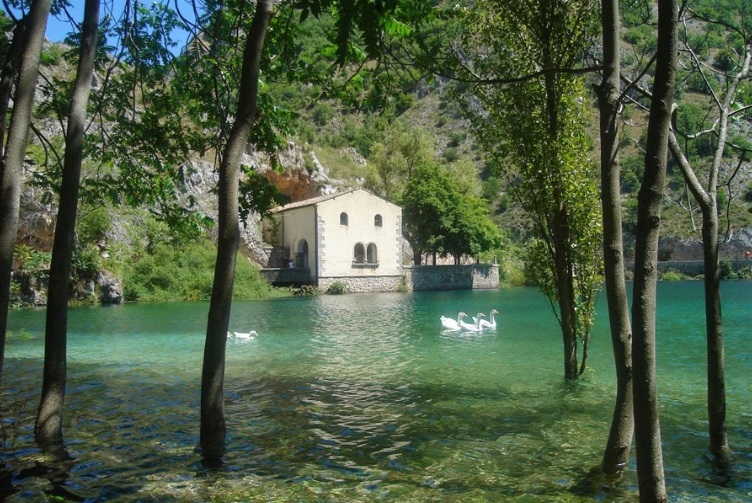 山と岩の拍車に囲まれた水の小さな体を想像してみてください - Lago di San Domenico | Secret World Trip Planner