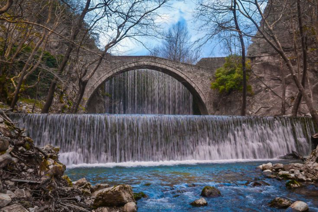 Die Palaiokarya-Brücke und der Wasserfall in Thessalien - Epar.Od. Paleokarias-Ropotou | Secret World Trip Planner