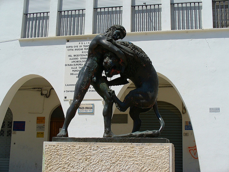 Statue von Herkules und dem Löwen - Policoro | Secret World Trip Planner