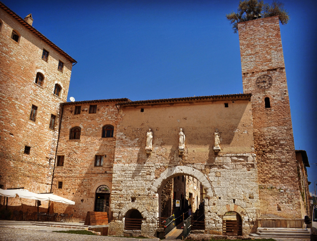 Konsuliniai vartai - Spello | Secret World Trip Planner