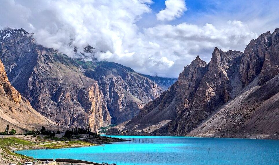 Le lac Attabad, niché parmi les sommets du Karakoram — Hunza Nagar