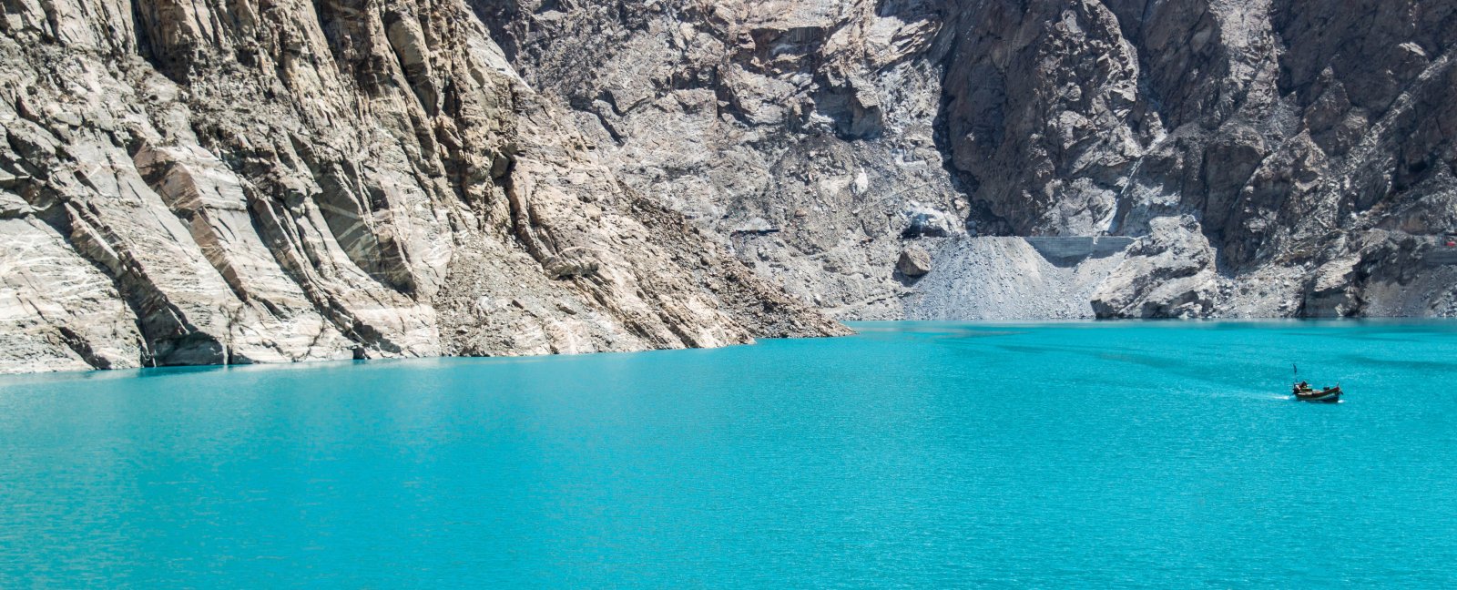 Le lac Attabad, niché parmi les sommets du Karakoram - Hunza Nagar | Secret World Trip Planner