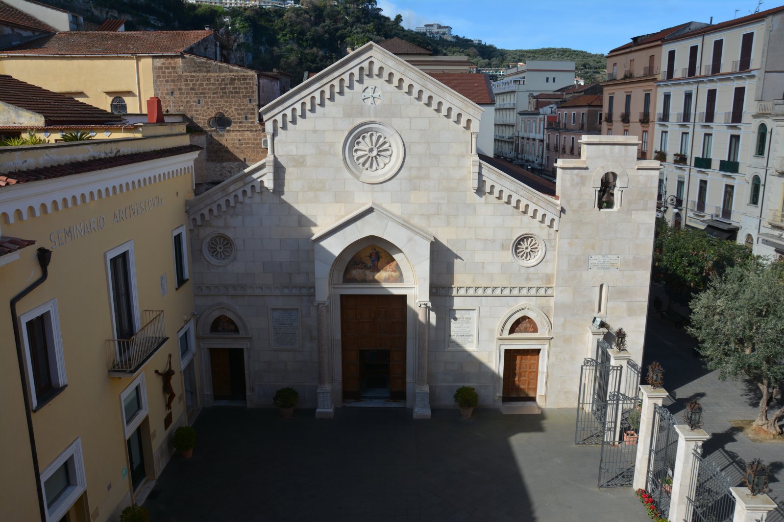La cattedrale dei Santi Filippo e Giacomo in Sorrento - Sorrento | Secret World Trip Planner