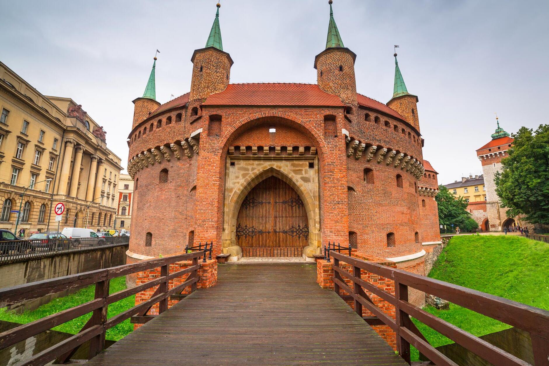 La Barbacane, l'un des plus beaux bâtiments médiévaux de mon architecture, est le - Basztowa 30 | Secret World Trip Planner