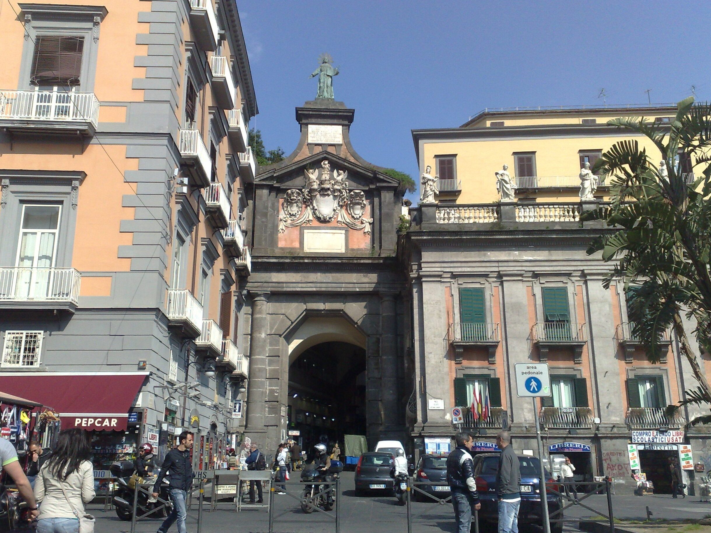 À gauche de la place Dante se trouve la Via Port' Alba, ouverte en 1625 pour relier la place principale de la ville. - Napoli | Secret World Trip Planner