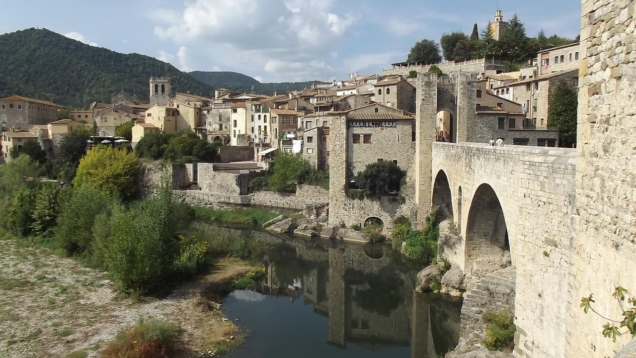 Westworld | Besalú : joyau médiéval de l'Espagne - Besalú | Secret World Trip Planner