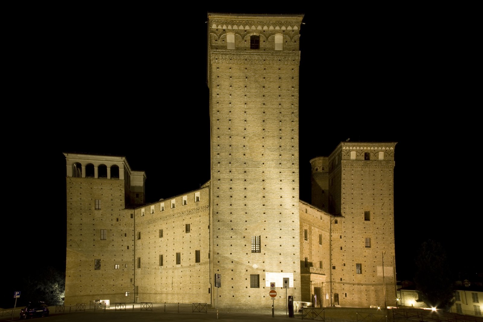 แคสเซิลของ Fossano - Fossano | Secret World Trip Planner