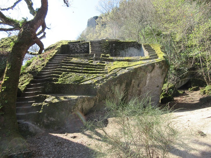 એટ્રુસ્કેનનું પિરામિડ  - Bomarzo | Secret World Trip Planner