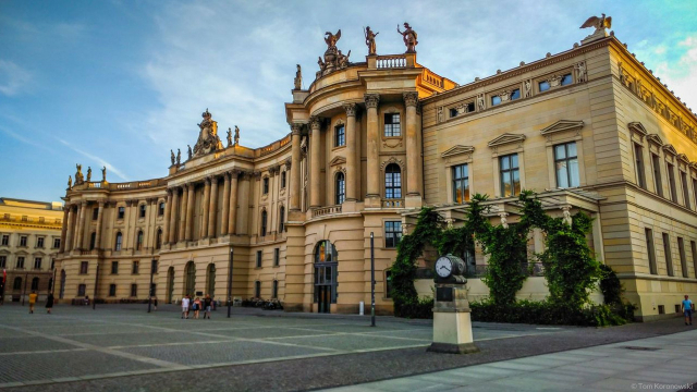 Bebelplatz et mémorial du brûlage de livres - Berlin | Secret World Trip Planner