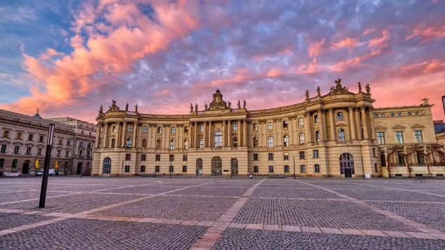 Bebelplatz et mémorial du brûlage de livres - Berlin | Secret World Trip Planner