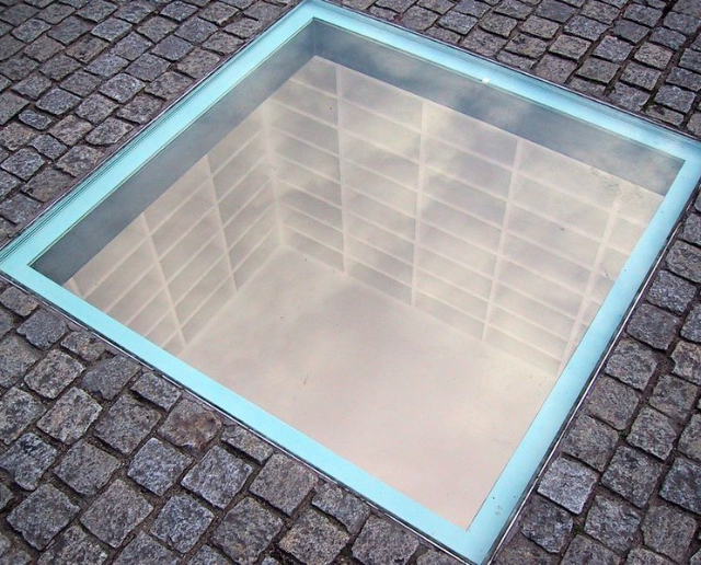 Bebelplatz et mémorial du brûlage de livres - Berlin | Secret World Trip Planner