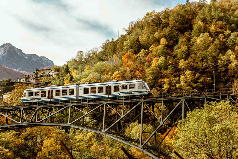 Feuillage avec le chemin de fer Centovalli - Domodossola | Secret World Trip Planner