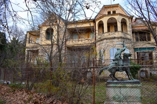 Royauté et ruines : A la découverte du palais de Tatoi à Acharnes - Acharnes | Secret World Trip Planner