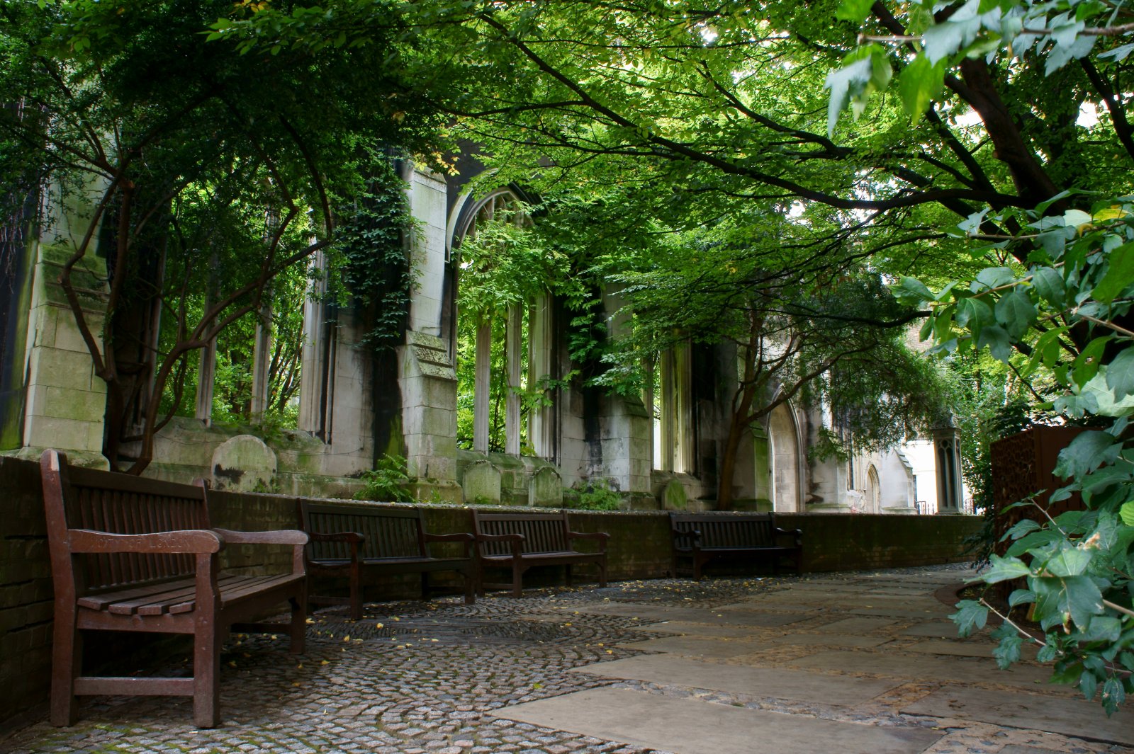 Sant Dunstan-En-la-Est - St Dunstan's Hill | Secret World Trip Planner