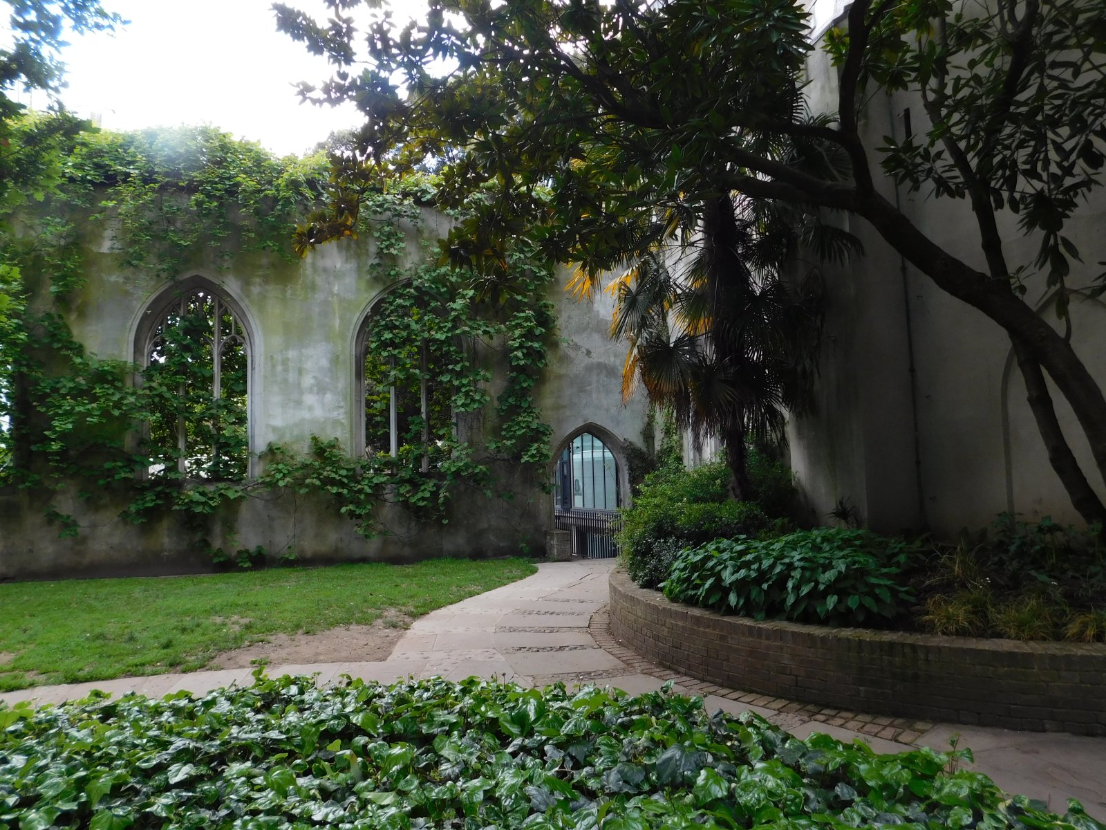 Sant Dunstan-En-la-Est - St Dunstan's Hill | Secret World Trip Planner