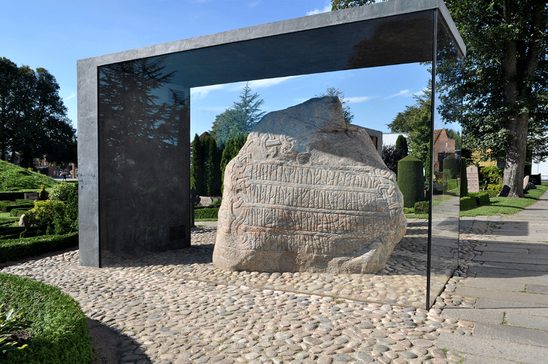 Jelling-Hügel, Runensteine und Kirche - Jelling | Secret World Trip Planner