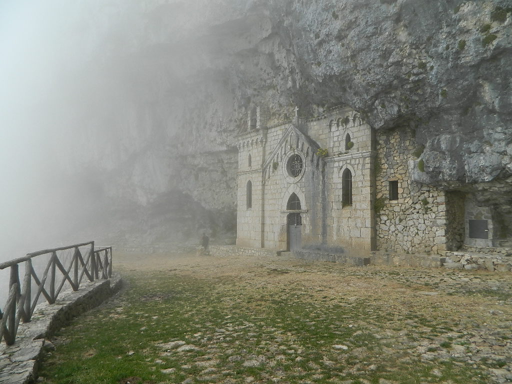 S. Michele Arcangeloren baseliza - Maranola | Secret World Trip Planner