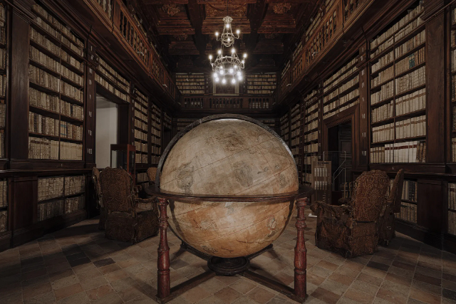 Weltkartenzimmer - Fermo | Secret World Trip Planner